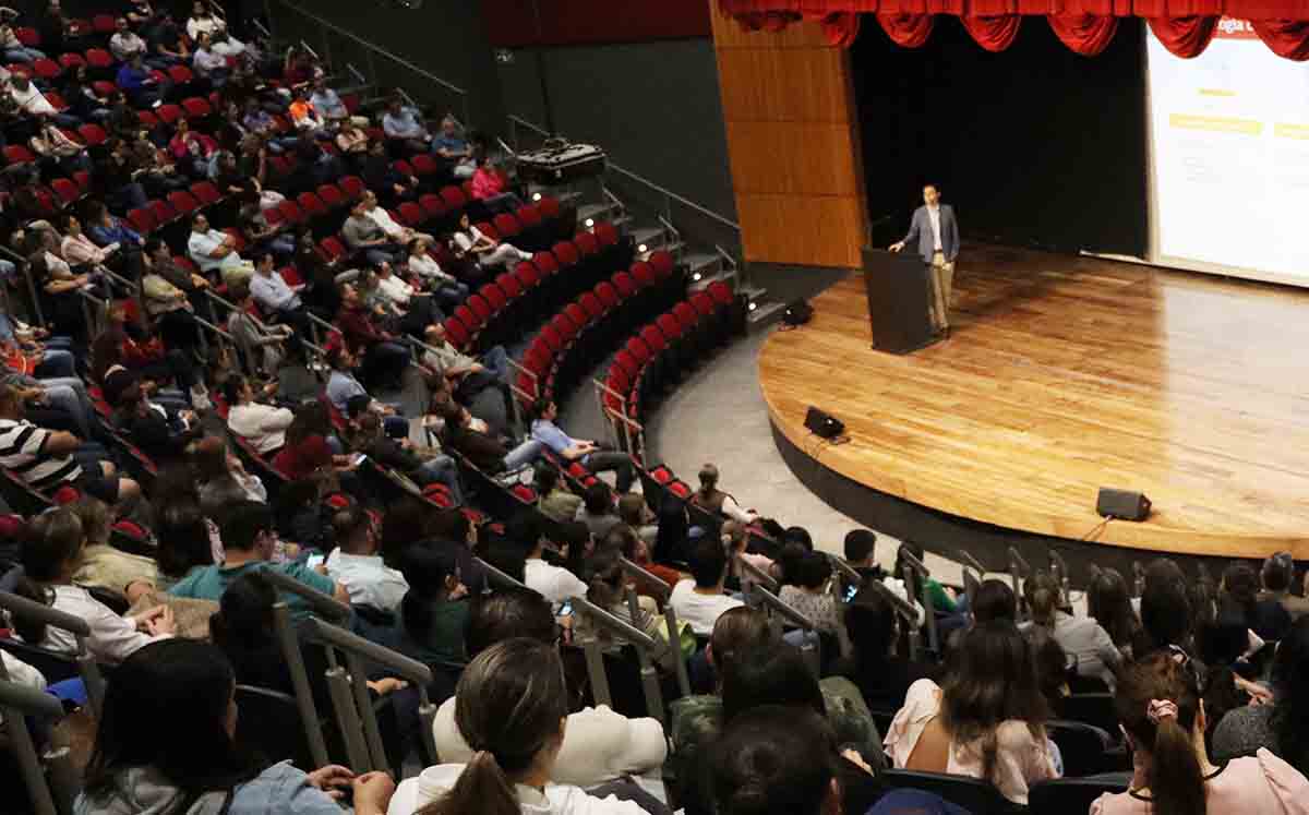 conferencia Inteligencia Artificial en la Educación: Una Aproximación Humanista