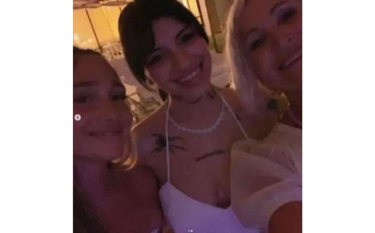 Cazzu: ¿Por qué llevó un vestido blanco a la boda de su hermana?