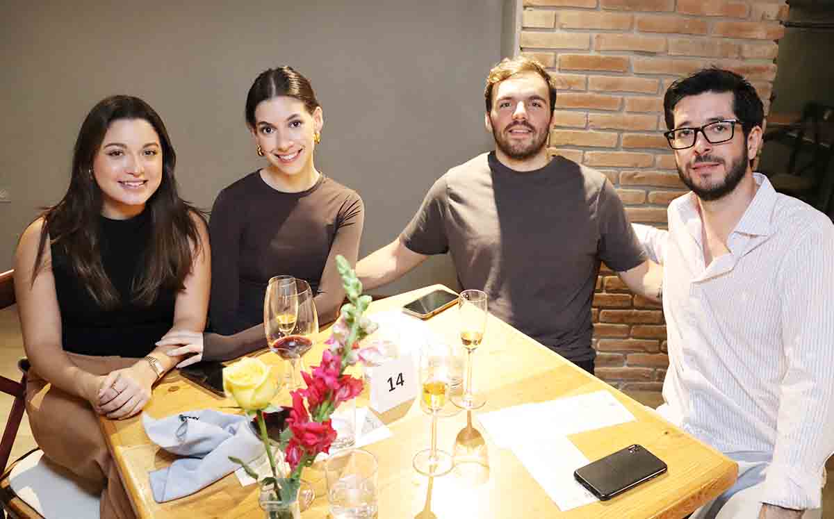 ANDREA RÍOS, ARANZA GUTIERREZ, JAVIER ORTEGA, ALBERTO ORTEGA degustaron de dúo de ostiones rockefeller y al vino blanco, coronado con queso feta