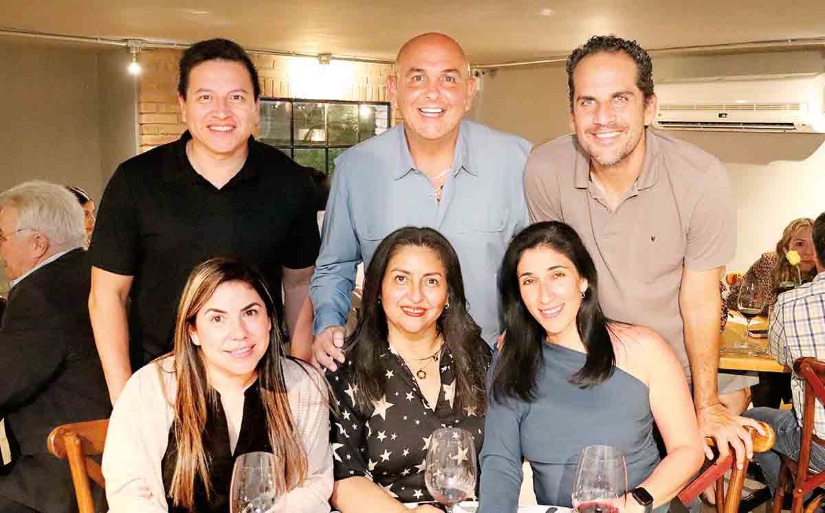 GERARDO ÁLVAREZ, ÓSCAR SCHEKAIBÁN, SERGIO TREVIÑO, NORITA CUELLAR, LORENA RODRÍGUEZ Y ELIZABETH BALAT nos regalaron sus mejores sonrisas