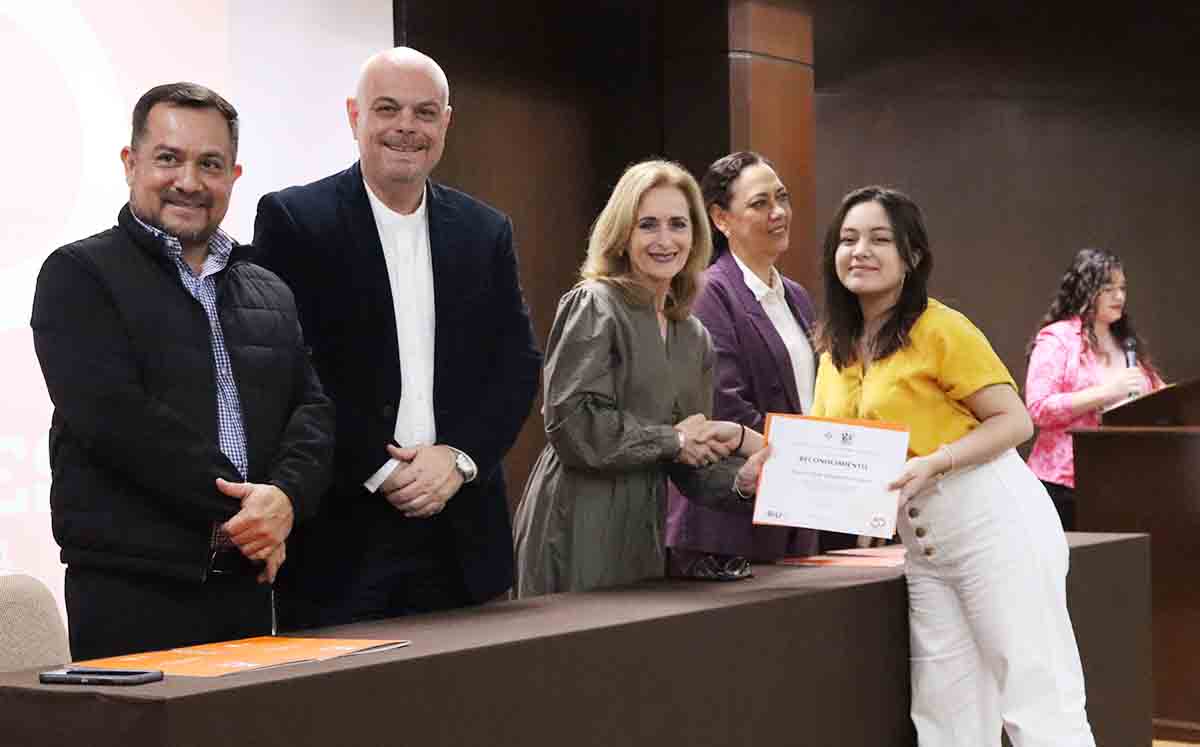 HANNAH KAKOGIANNOS recibiendo su reconocimiento
