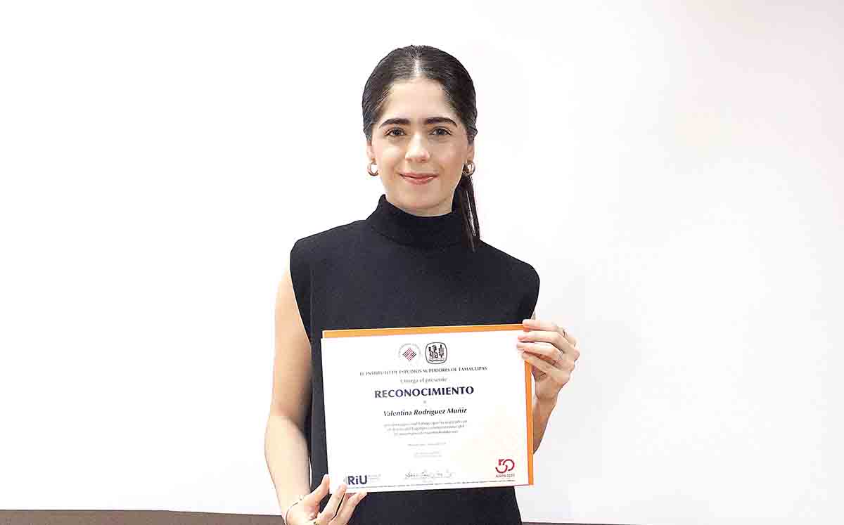 VALENTINA RODRÍGUEZ feliz de que su trabajo haya sido reconocido por su alma mater