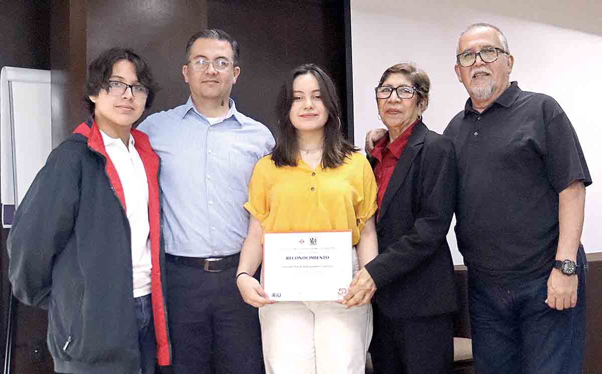 ALEXIS KAKOGIANNOS, NTANIEL KAKOGIANNOS, HANNAH KAKOGIANNOS, CLARISSA ZUÑIGA Y LÁZARO CARRASCO orgullosa de su logro junto a su familia