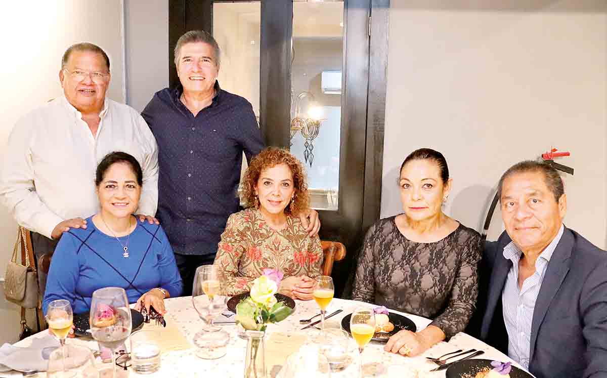 JUAN RANGEL, MARTIN RODRÍGUEZ, FERNANDA MORALES, PAULA ARGÜELLO, JUANA DE SALAS Y ARTURO SALAS nos regalaron sus mejores sonrisas en la cena meridaje