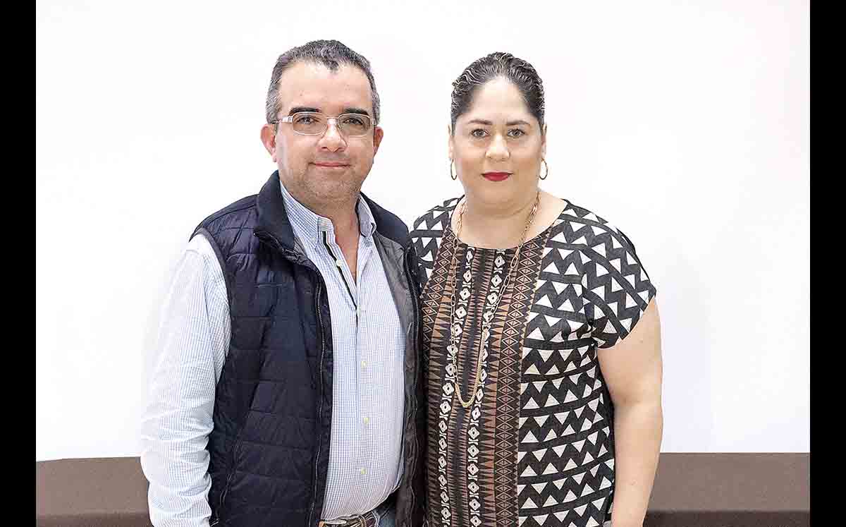 RAMÓN RODRÍGUEZ Y LUCERO DE RODRÍGUEZ presentes en la ceremonia de reconocimientos del IEST Anáhuac