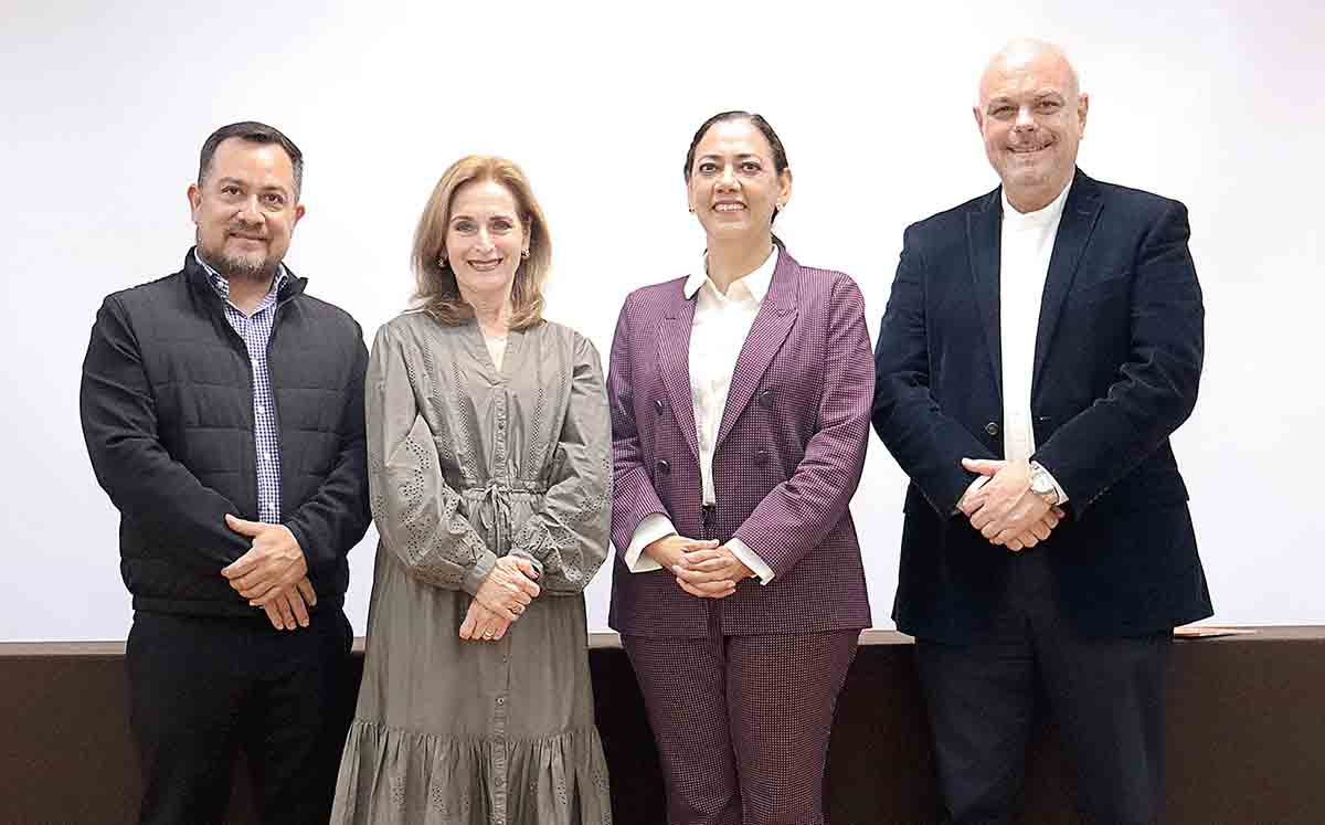 JUAN MANUEL VELAZQUÉZ, GLORIA SEPTIÉN, ADRIANA MELÉNDEZ Y ALEJANDRO FERNÁNDEZ COOPER los directivos que estuvieron presentes en la ceremonia del IEST