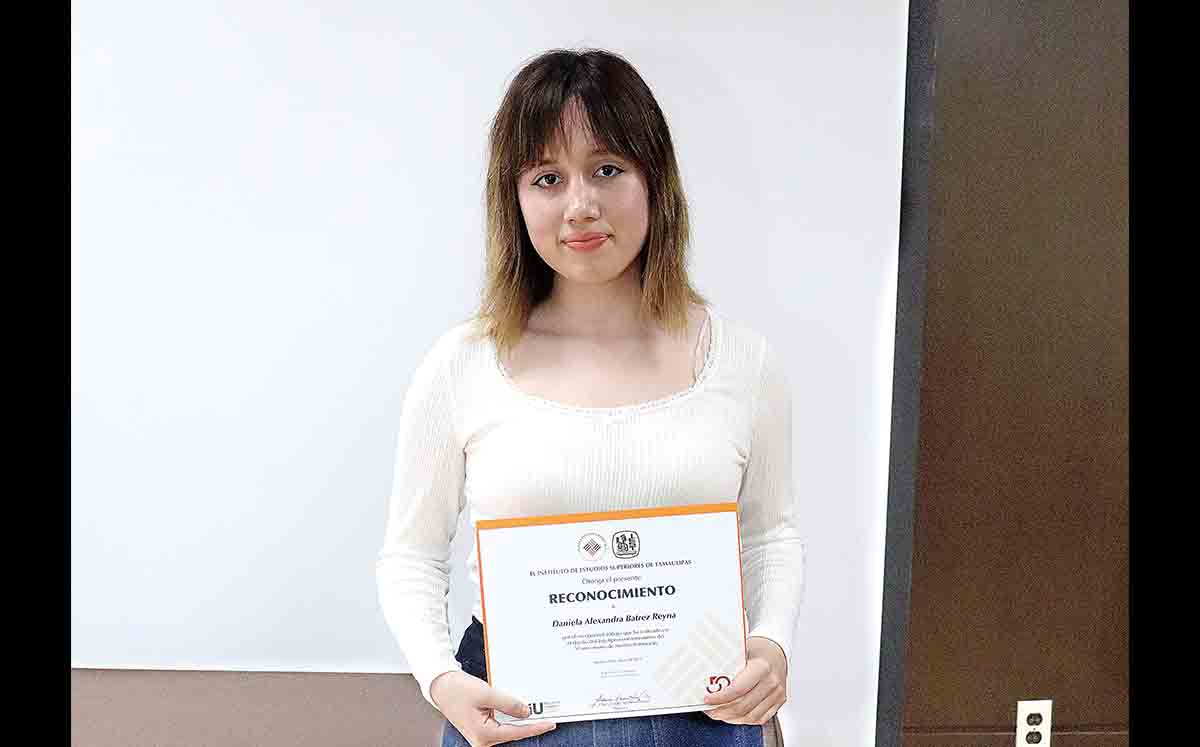 DANIELA BATREZ nos regaló su mejor sonrisa con su reconocimiento