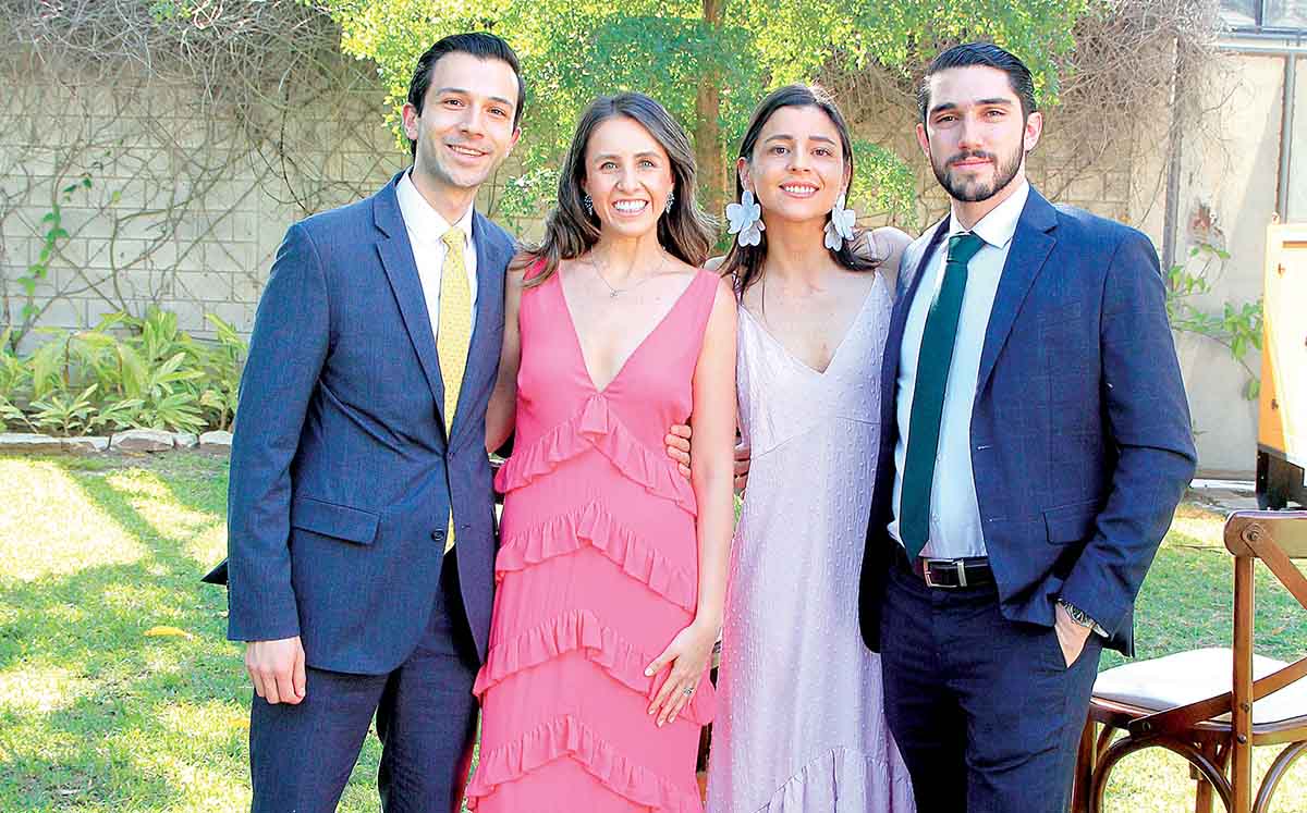 PABLO GALVÁN, DANIELA ALBARRÁN, CHARO LEÓN Y ALONSO CERVANTES en el jardín de Central Andalina en la boda de ANA CRIS & JAVIER