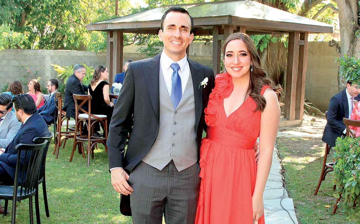 JAVIER CASTELO e ILIANA CACHO fueron recibidos con refrescantes cócteles de bienvenida