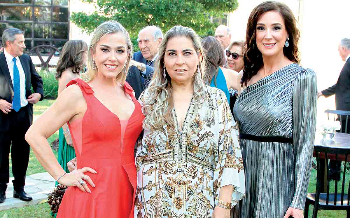 MÓNICA SAID, ILIANA MOSES Y OLIVIA GONZÁLEZ fueron recibidas con arreglos florales de rosas blancas, alcatraces y anturios