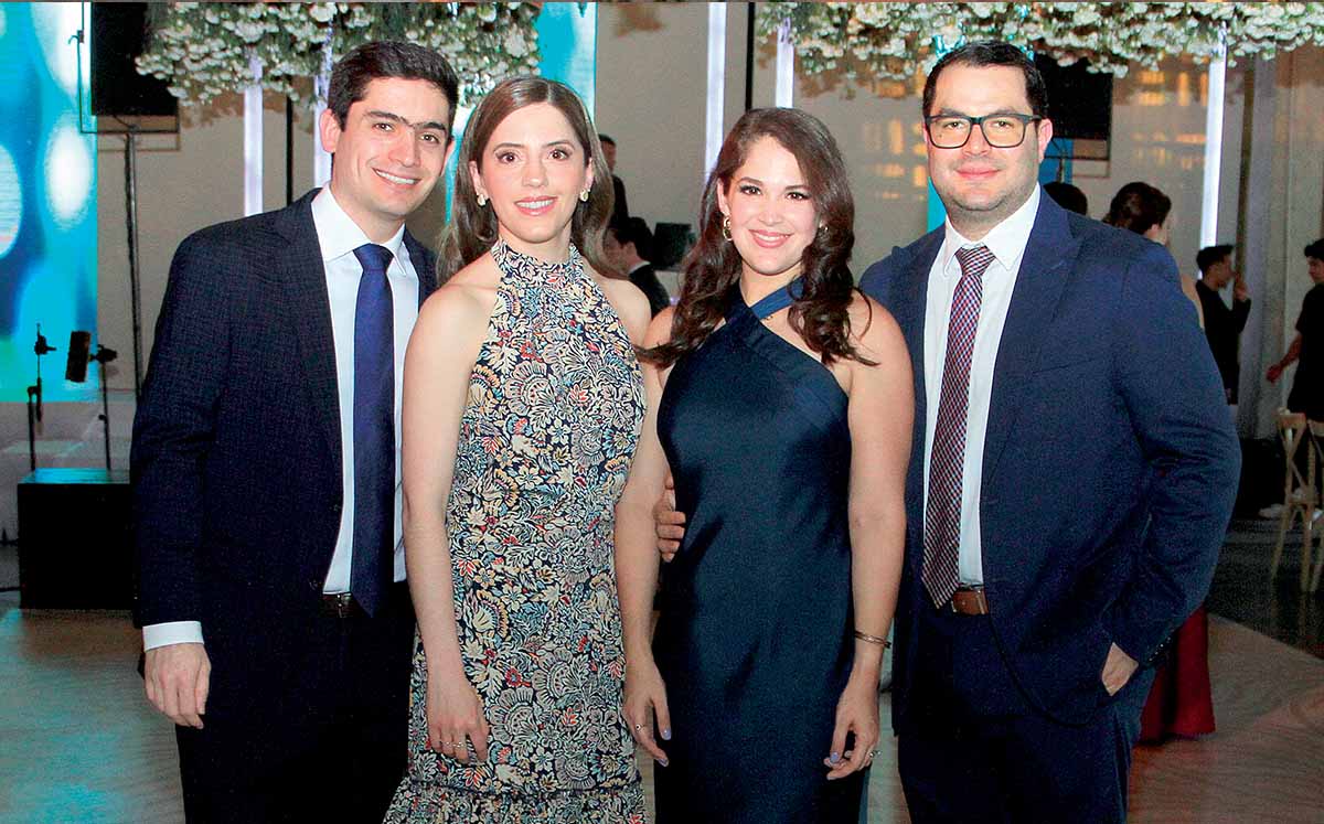 ENRIQUE FERNÁNDEZ, ELENA GONZÁLEZ, DANIELA DÁVILA Y ANTONIO SÁNCHEZ disfrutaron de cócteles de bienvenida como golden hour, gin de pepino con limón
