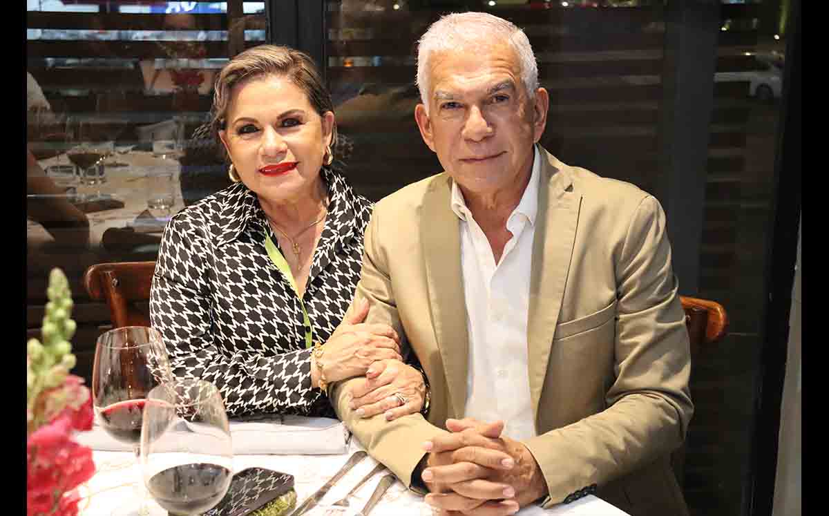 HILDA DEL ÁNGEL Y ÓSCAR GÓMEZ llegaron puntuales a la cena meridaje del Lindero Tampico