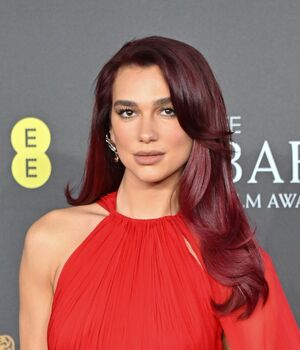 Dua Lipa enciende la alfombra roja de los Premios Bafta 2024 (Foto: Getty)