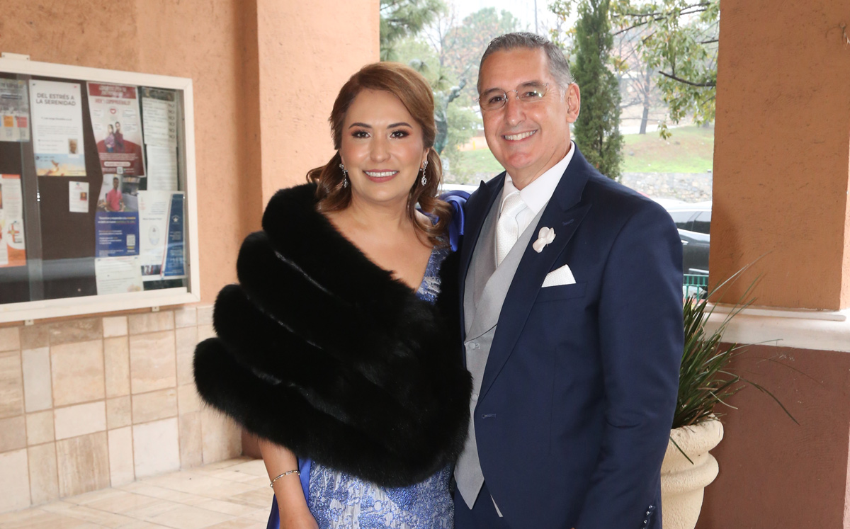 PAPÁS DE LA NOVIA. Rosantina Macías de Uribe y Gerardo Uribe / Foto: Roberto Alvarado
