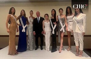 Raúl Rocha Cantú, copropietario de Miss Universo, junto a algunas de las reinas de belleza icónicas de años anteriores. (Foto: Instagram)