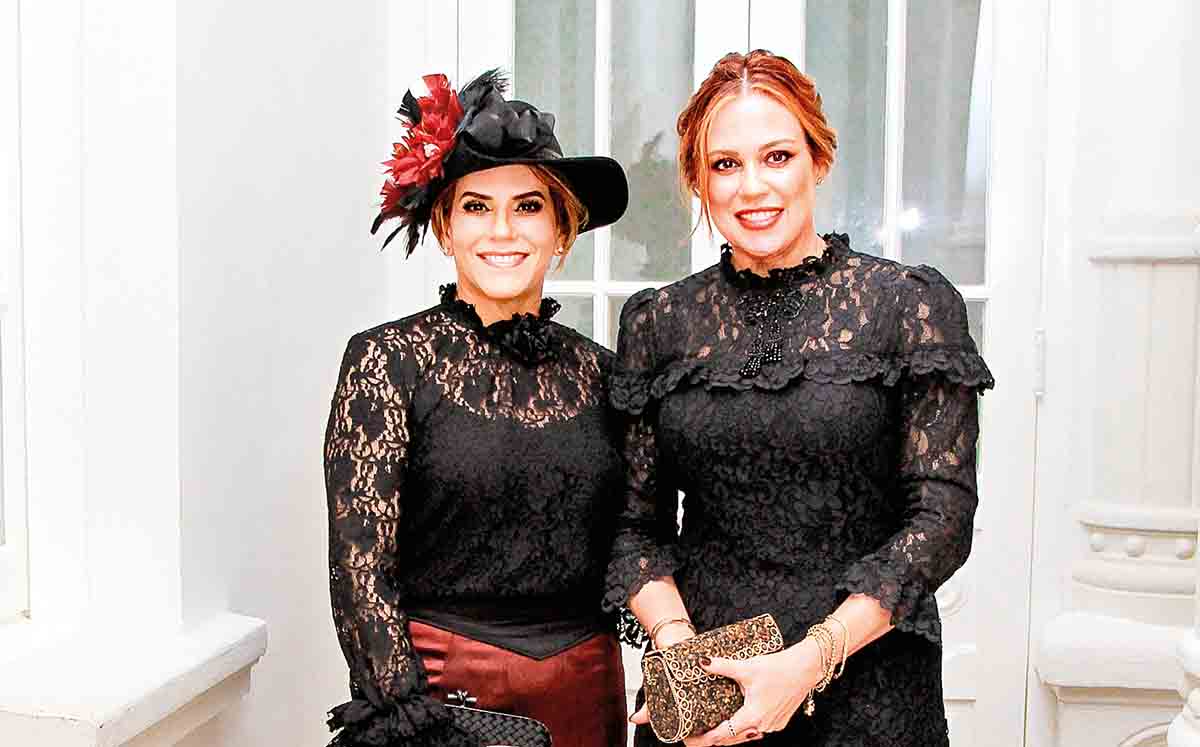 VERÓNICA TAMAYO Y VERÓNICA ELIZONDO  llegaron con sus mejores outfits temáticos transportándonos a la época de los 1900