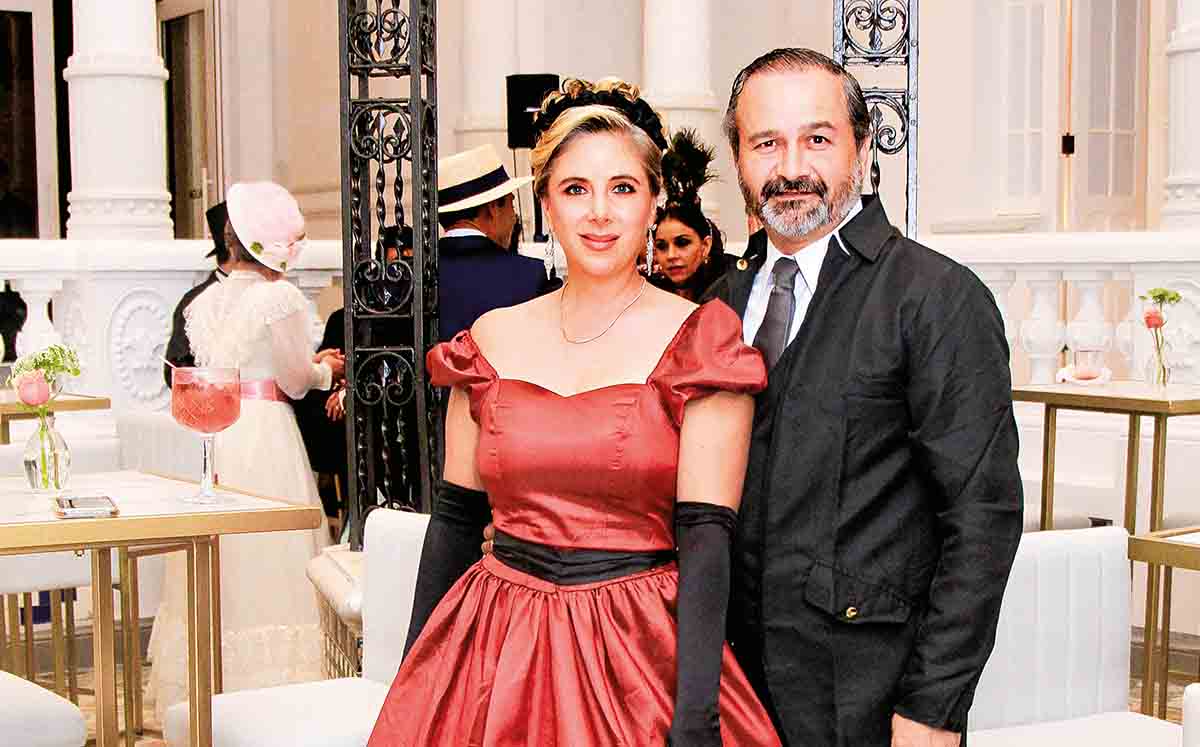 ANDREA LEAL Y LEANDRO ELIZONDO degustaron de coctel de bienvenida como mezcalitas, mojitos y gin por parte de Shake Bar