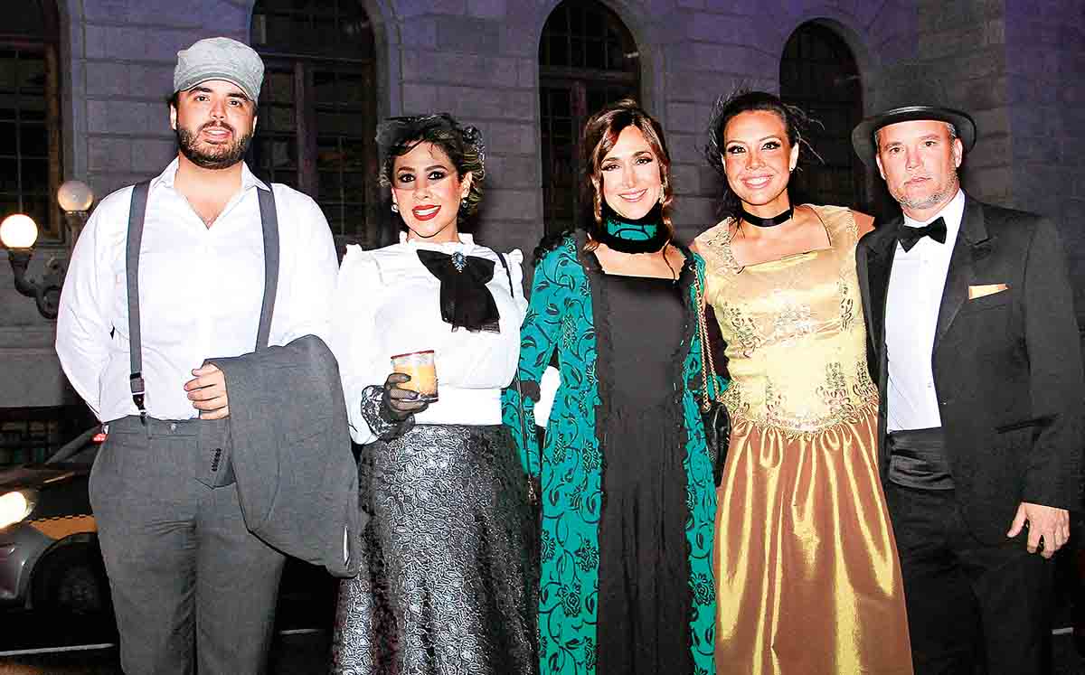 JOSÉ EDUARDO VILLARREAL, ALMA SOLÍS, MAJO ARAGON, ANA CRIS DE LEGORRETA Y LUIS LEGORRETA disfrutaron de un espectáculo de fuegos artificiales