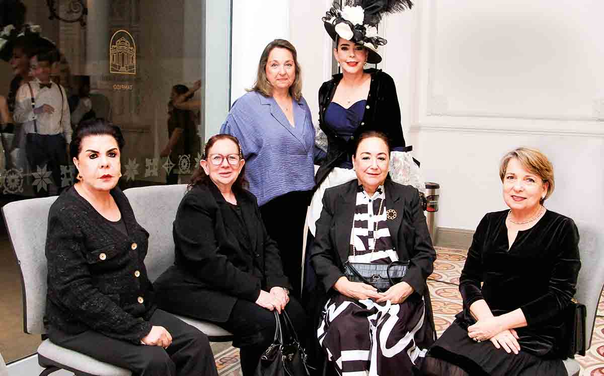 MARCELA SANTISTEBAN, ANDREA VELA, LAURA ELENA ARAGÓN, GUADALUPE RECIO, MARCELA BOLADO Y MARU SANTISTEBAN convivieron en el vestíbulo Eduardo Vela Ruíz