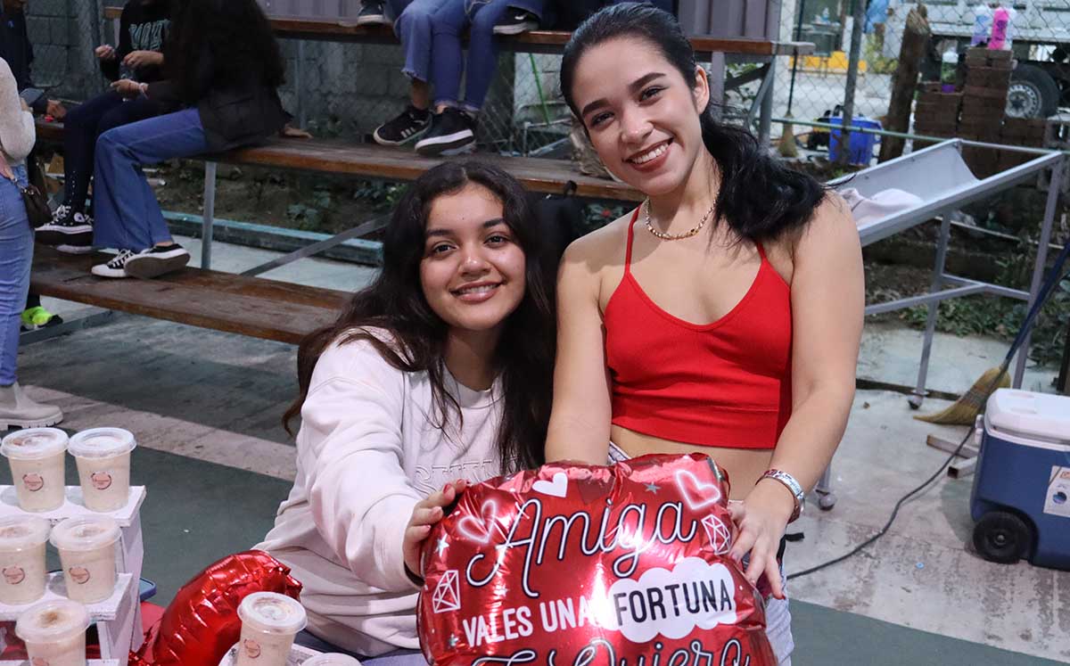 KARLA RODRÍGUEZ, MARIAM LOURDES llegaron puntuales al festejo