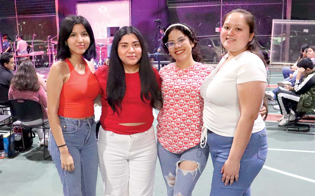 CAROLINA LEDEZMA, EMI HERNÁNDEZ, MELANIE ROMERO y VANESSA MEDINA se divirtieron en las canchas techadas de la UNE