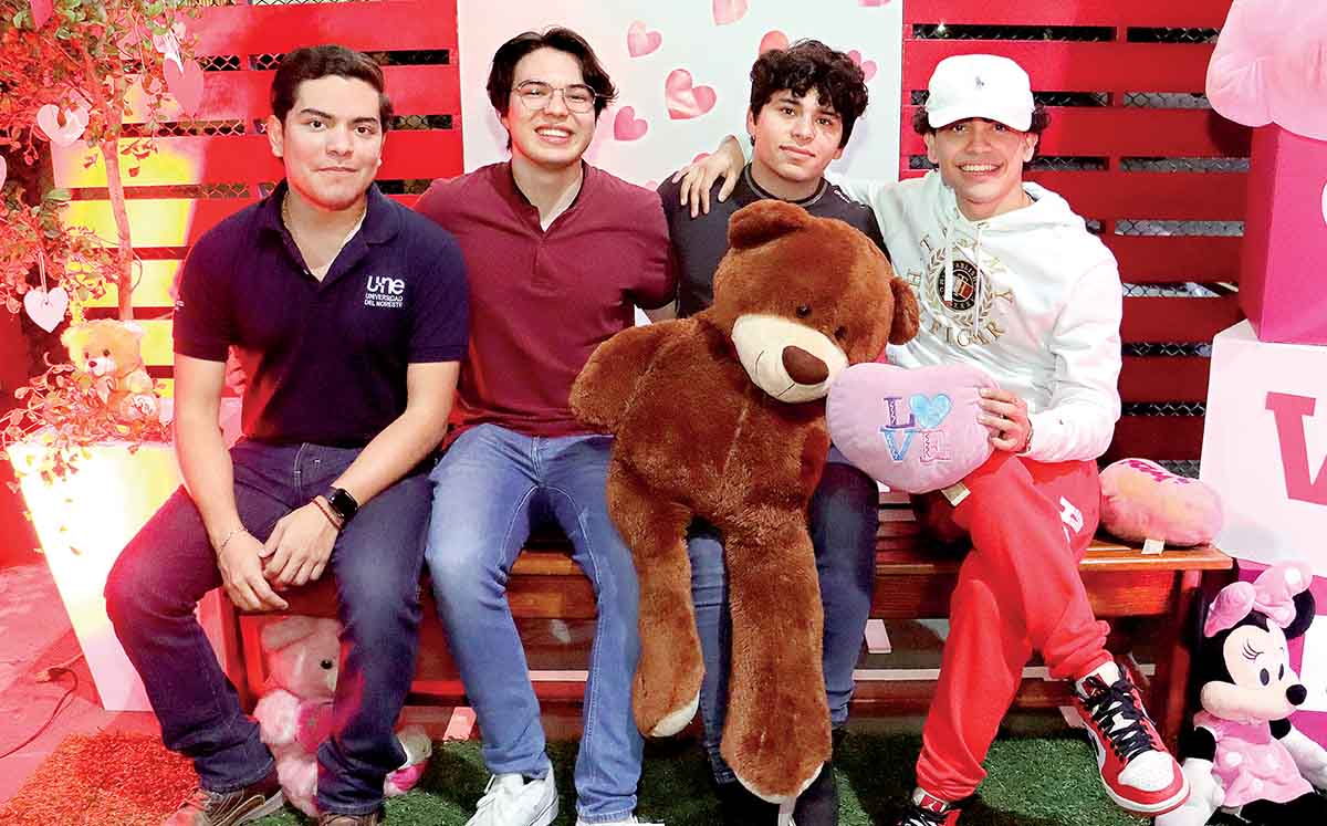 JESÚS ALBERTO MONTERRUBIO, ÓSCAR ALEXIS MEDINA, EDUARDO ALVARADO Y EMMANUEL HERNÁNDEZ disfrutaron de tomarse fotos en el back de San Valentín