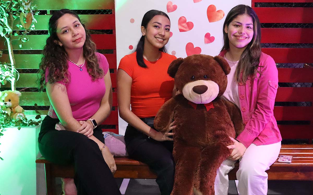 ALEXANDRA CASTILLO, ANA PAU GARCÍA, MARIAN VEYRO celebraron su amistad en la UNE
