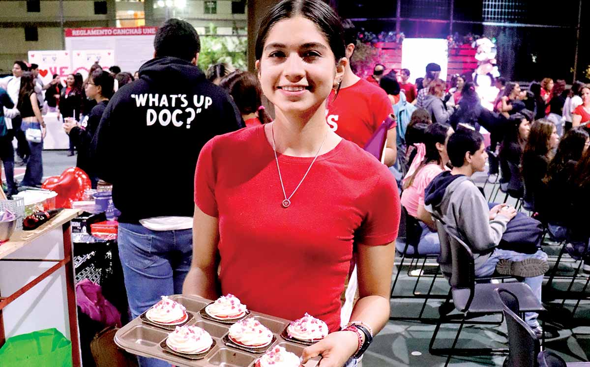 MONSERRAT ROMERO fue la encargada del stand de cupcakes