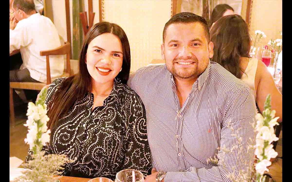 Asistentes de la noche felices de celebrar el Día del Amor y la Amistad en el LIndero Universidad