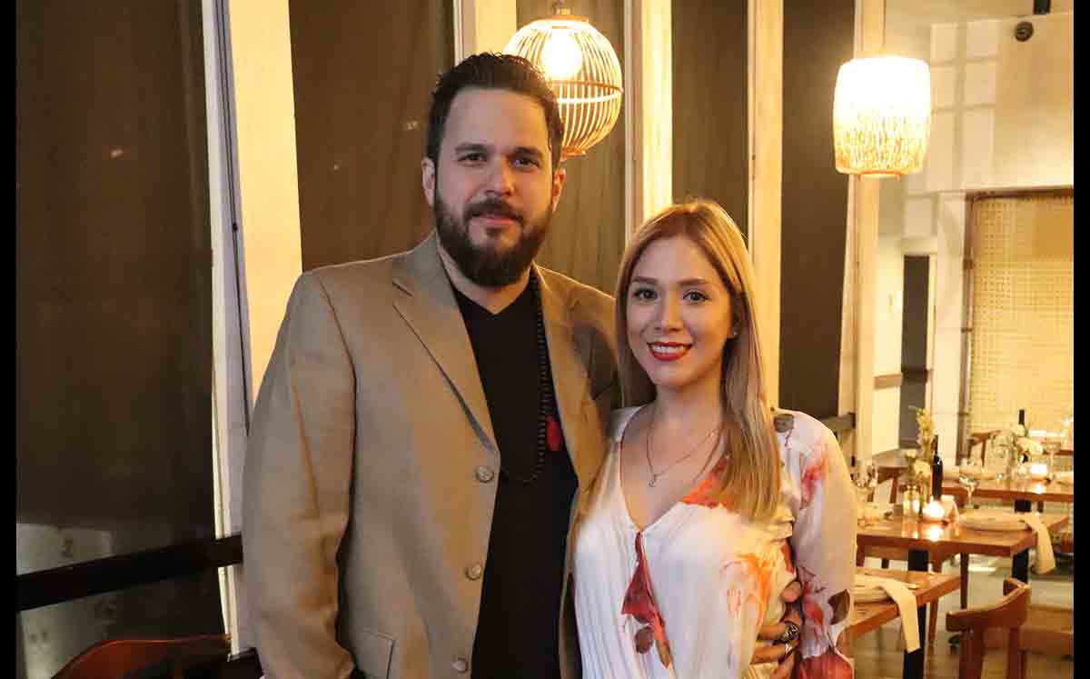 DAVID GONZÁLEZ y JIMENA DE LEÓN llegaron puntuales a la cena de seis tiempos del Lindero Universidad