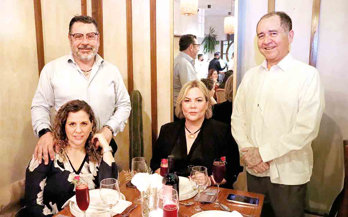 MIGUEL BALTAZAR, SILVERIO MARTÍNEZ, GEORGINA DE BALTAZAR, Y ANA PÉREZ llegaron puntuales a la cena