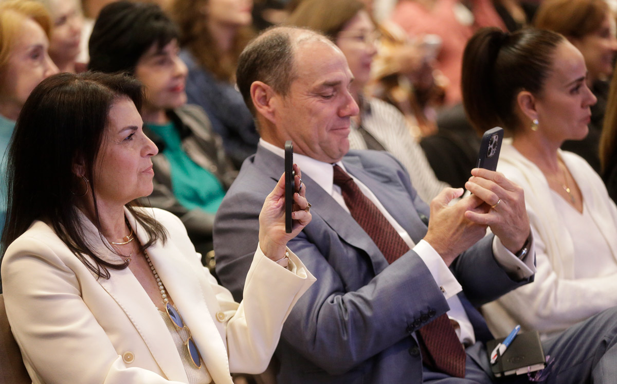 Más de 500 asistentes disfrutaron de la charla a beneficio / Foto Daniel Saldívar