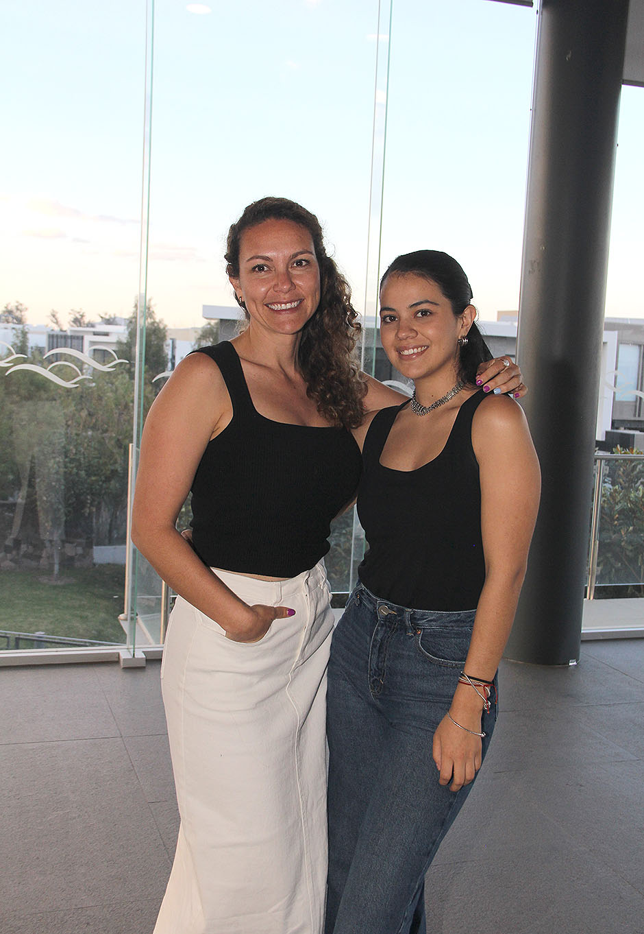 Lorena Velasco y Mariana Ron.