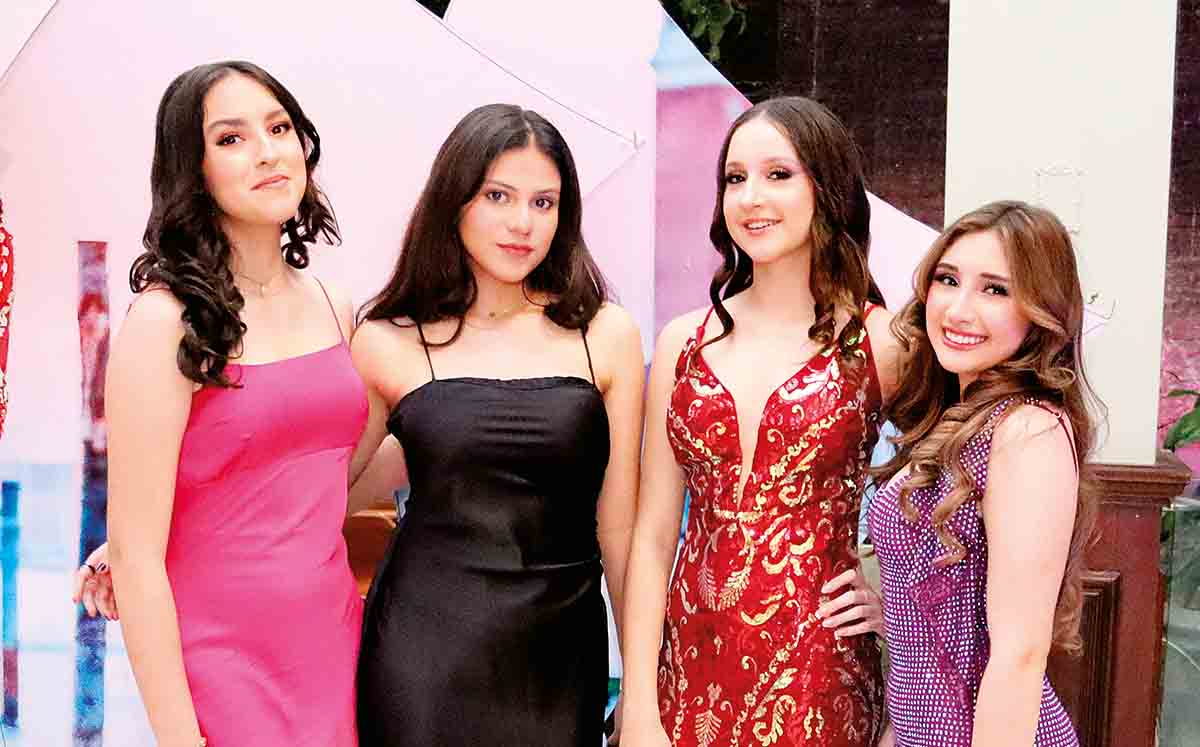 ANA VICTORIA CANTÚ, MARÍA JOSÉ DURÁN, SANDRA AGUILAR Y MARÍA REGINA LUNA disfrutaron de la temática de carnaval de venecia en la coronación de Natalia