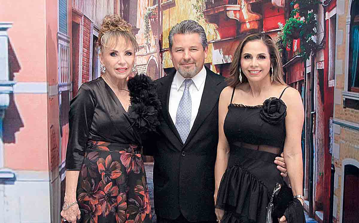 REBECA COLLADO, CARLOS CASTAÑEDA Y VERO SALAZAR disfrutaron de la música a cargo de Gente Estelar