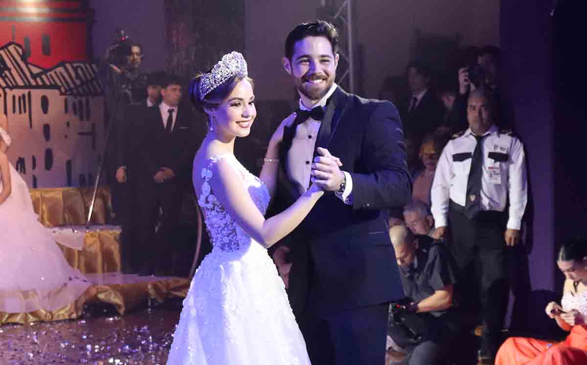 ALEJANDRO FERNÁNDEZ bailando el vals junto a la nueva reina del Casino Tampiqueño NATALIA FERNÁNDEZ