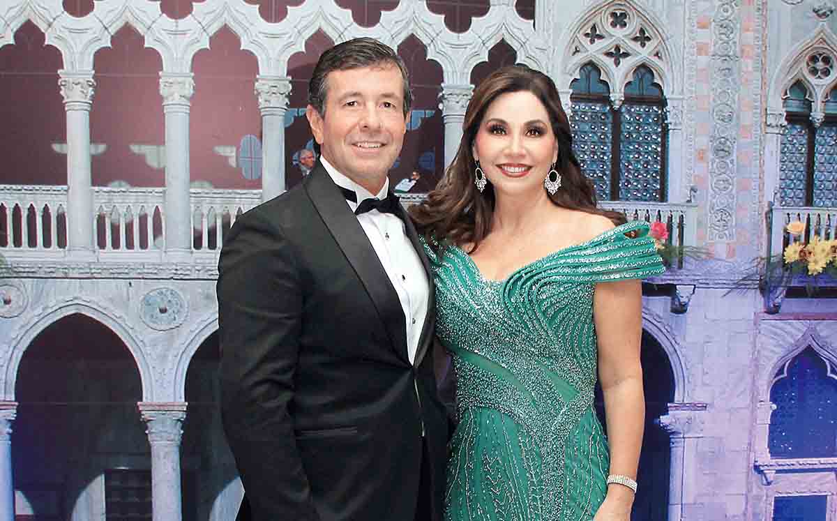 ALEJANDRO FERNÁNDEZ Y REBECA SALAZAR siempre lucen geniales bajo nuestra lente