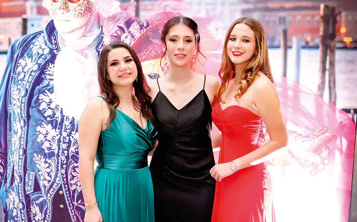FÁTIMA LACORTE, ALEXA VELÁZQUEZ Y MARIFER GUTIERREZ emocionadas por la coronación de Natalia Fernández