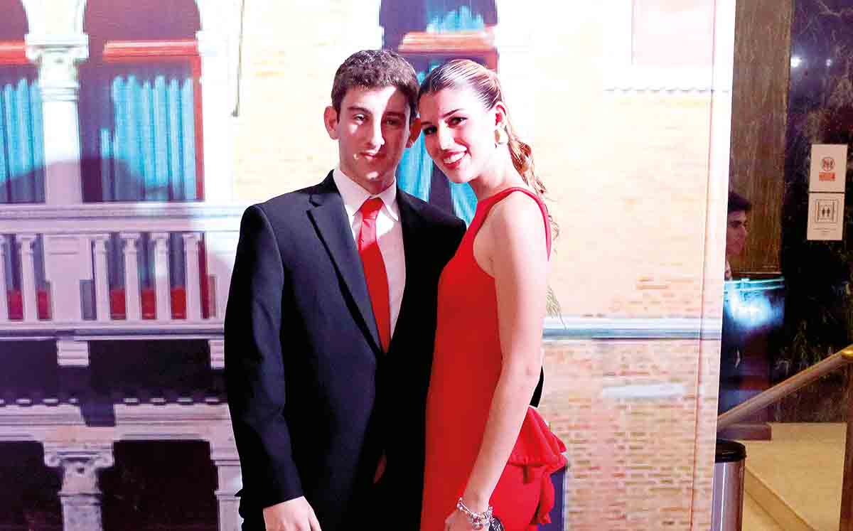 LALO LACAVEX Y MARIALEX ELIZONDO disfrutaron de la comparsa de Star Dancer en la coronación