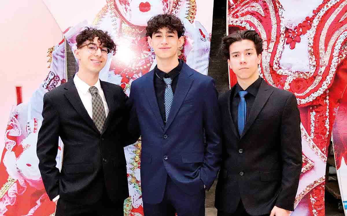 SERGIO LARIA, PEDRO VELÁZQUEZ Y SERGIO MARTÍNEZ disfrutaron de la música de Beat Factory en el salón Inglés