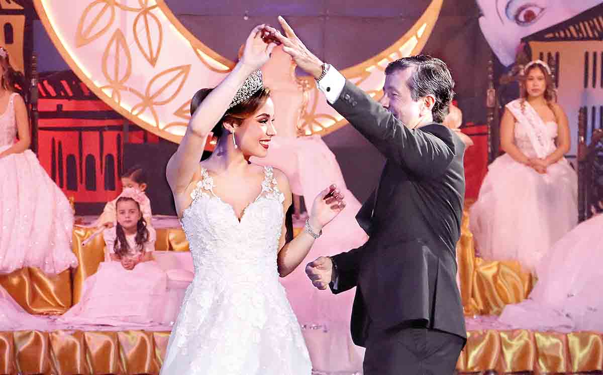 NATALIA FERNÁNDEZ bailando el tradicional vals como nueva reina del Casino Tampiqueño