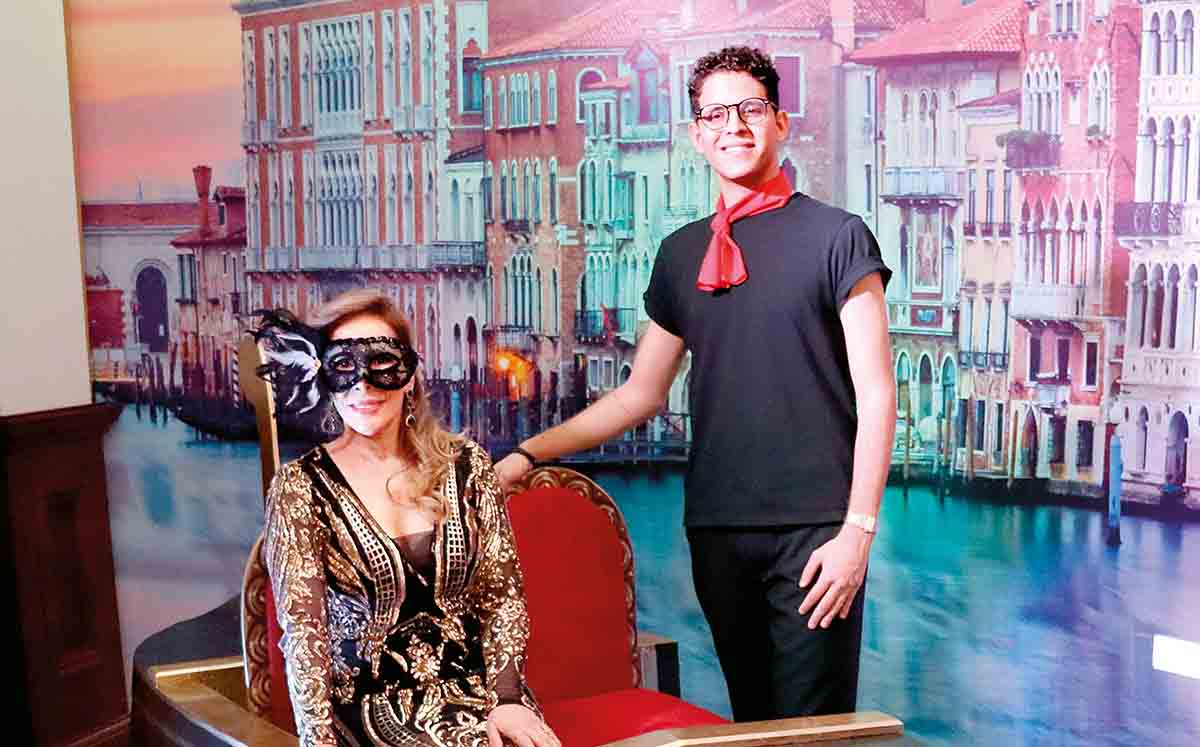 SANDRA GOJON Y ALEJANDRO AGUILAR felices de estar presentes en la coronación en el Casino Tampiqueño