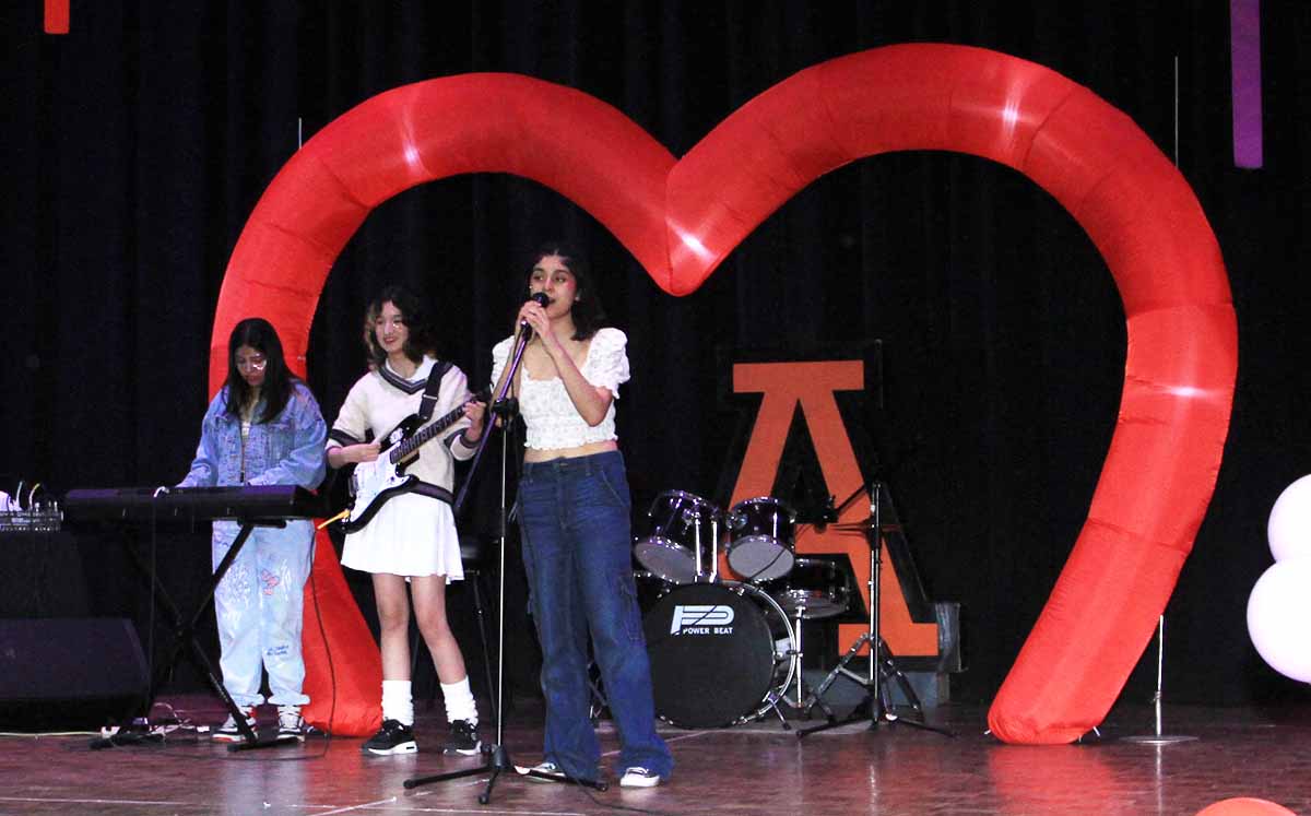 Momentos del evento donde mostraron sus dotes artísticos como el canto y baile