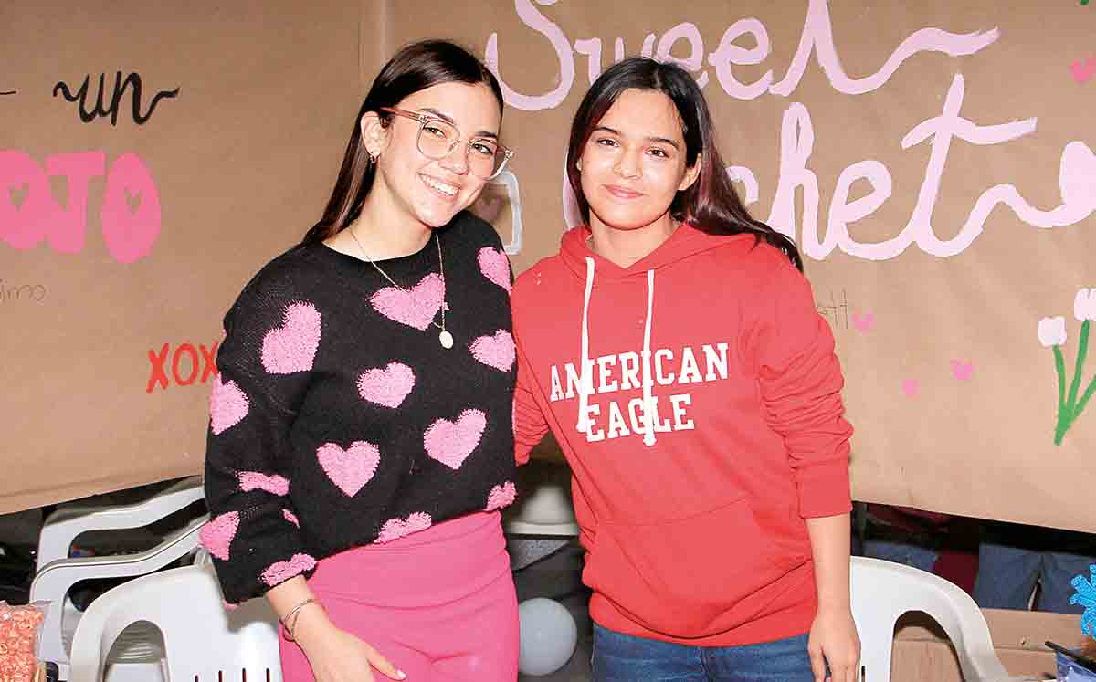 HANNIA PÉREZ Y LESLIE LÓPEZ en su stand de comida en el IEST Anáhuac
