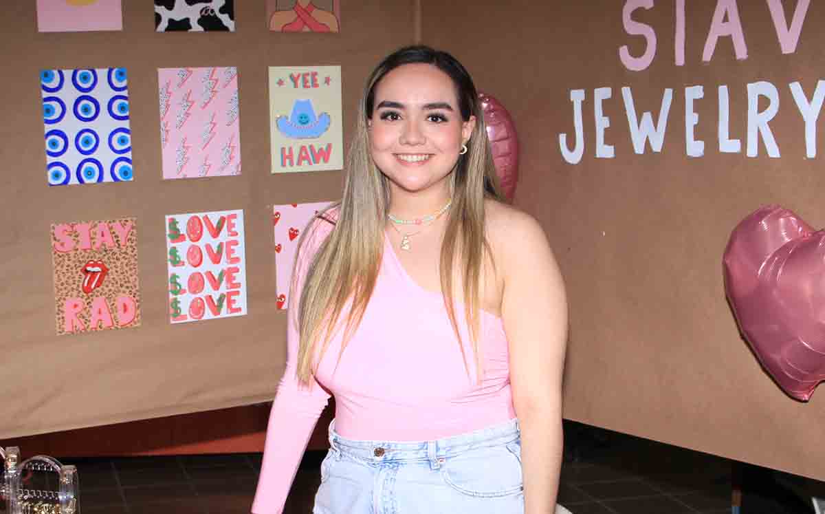 Asistente del evento en su stand de joyería en la feria del amor y la amistad