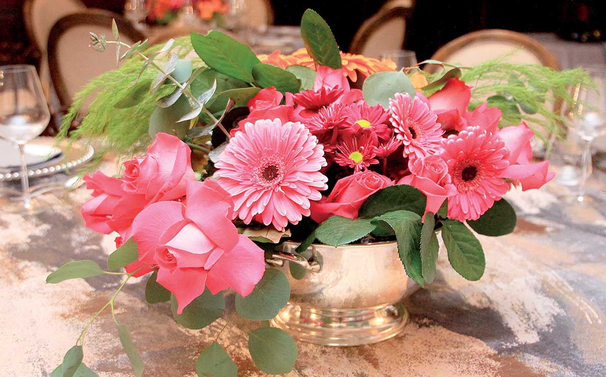 Hermosos arreglos florales con gerberas naranjas y rosas diseñados por Adriana Fernández