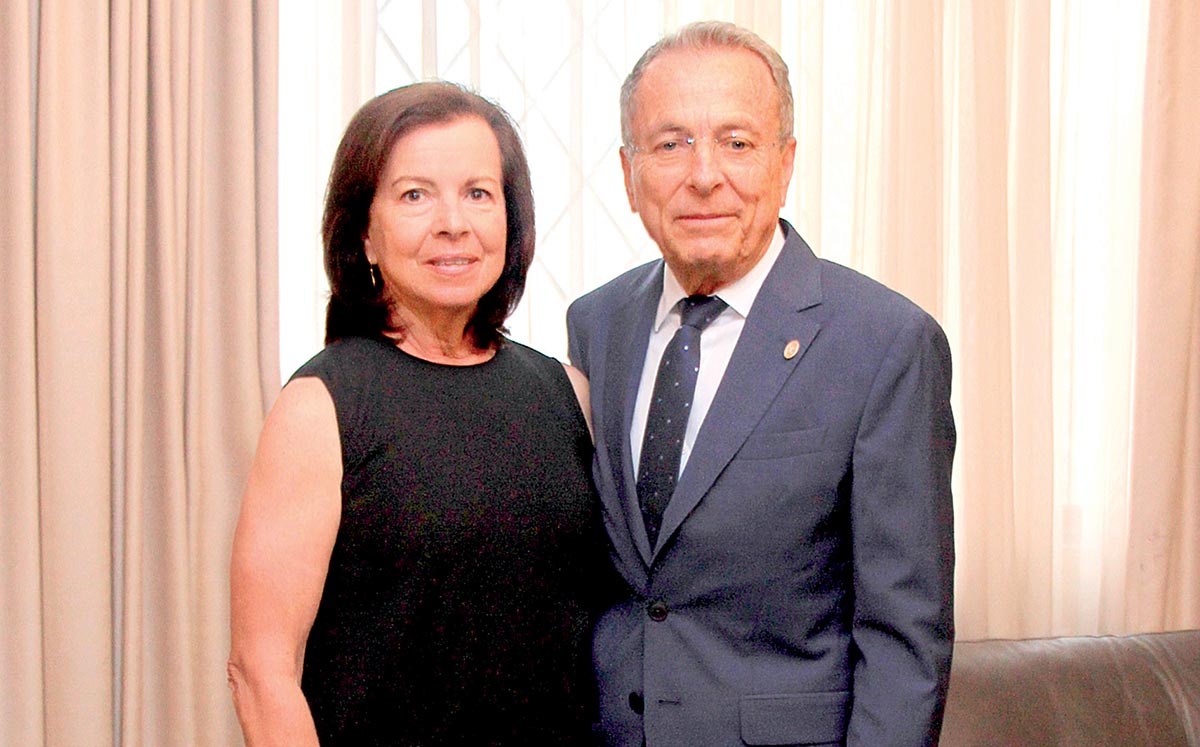 MARU LÓPEZ Y HERMENEGILDO SANTISTEBAN fueron recibidos con cocteles de bienvenida como apperole, tintos de verano, y margaritas