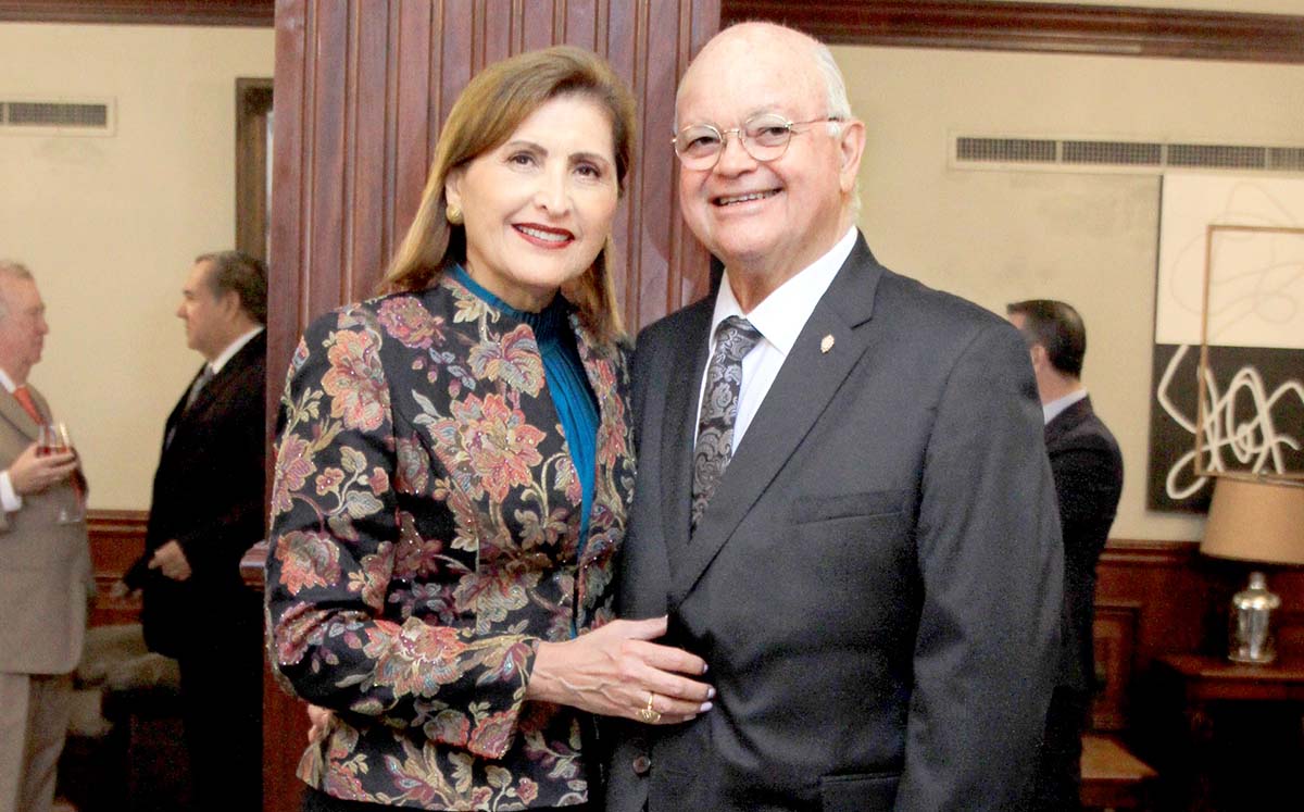DIANA DE GARCÍA Y JOSÉ MANUEL GARCÍA nos regalaron sus mejores sonrisas en la despedida de Miranda