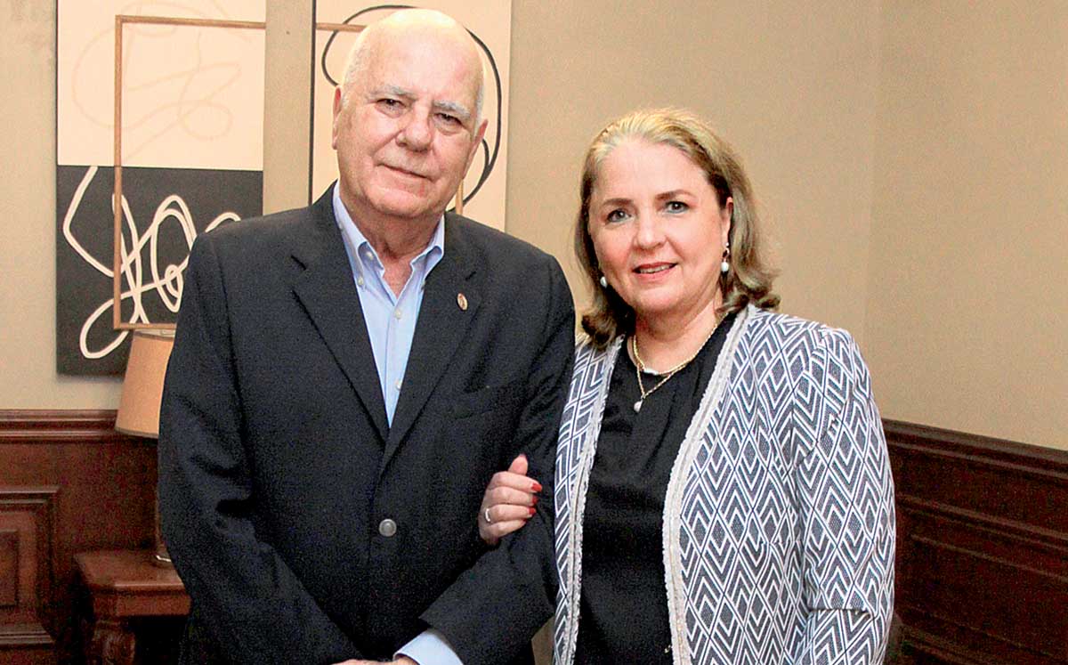 CARLOS AZCÁRRAGA Y BEGOÑA DE AZCÁRRAGA llegaron con sus mejores outfits a la despedida