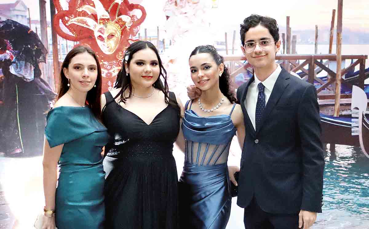 PATRICIA GONZÁLEZ, LAURA RAMOS, FERNANDA CONTRERAS Y LUIS ANTONIO CONTRERAS quedaron maravillados con la decoración de Grupo Escena